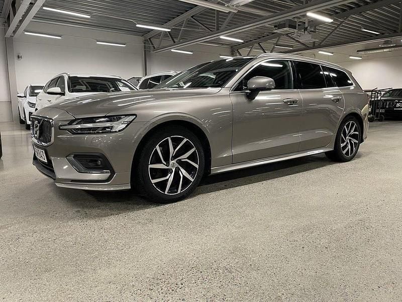 Grå Begagnad 2018 Volvo V60 Inscription Kombi | 299 900 kr (Marknadspris) - Bild 1/4