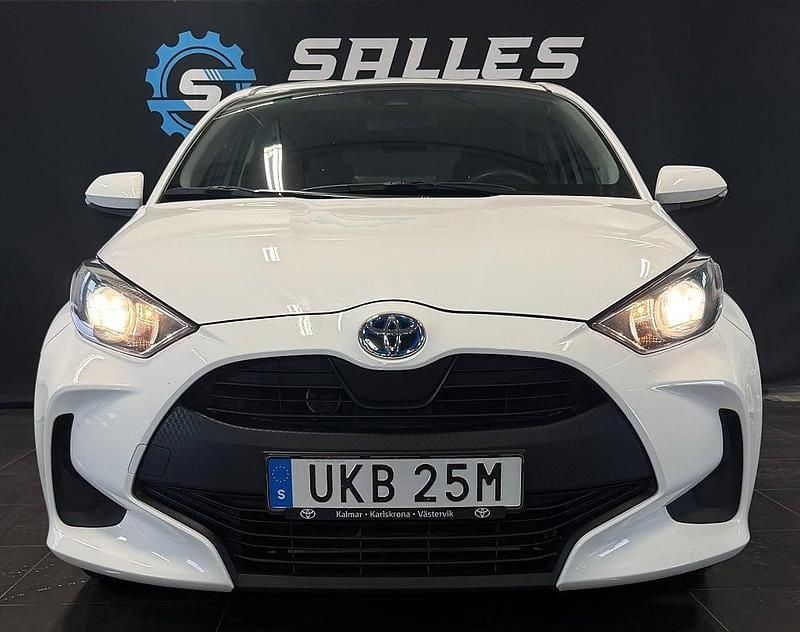 Begagnad Toyota Yaris Hybrid Active 116 HK (85 kW) 2023 Vit Halvkombi