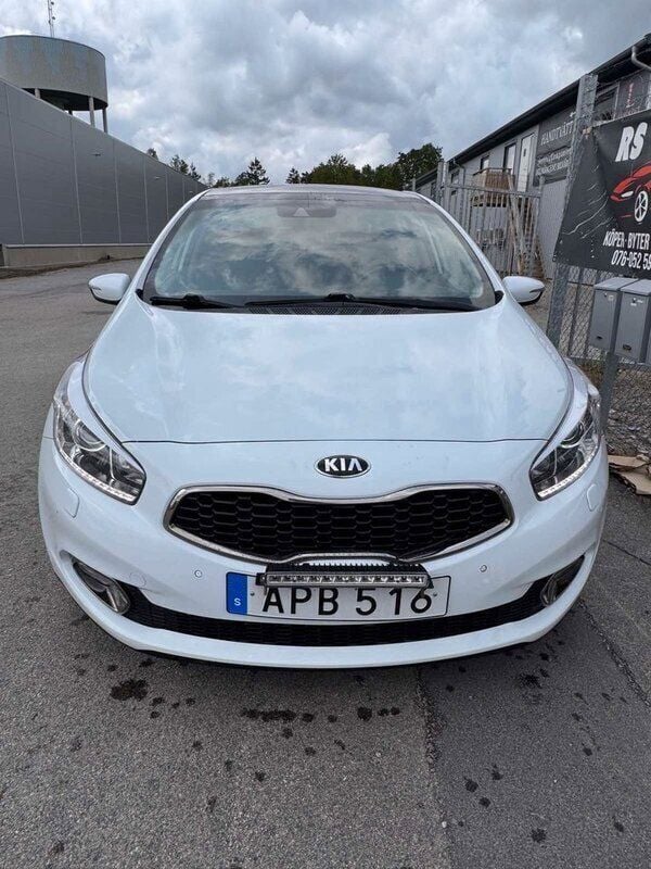 Vit Begagnad 2013 Kia Ceed Comfort Halvkombi | 69 500 kr (Marknadspris) - Bild 1/4