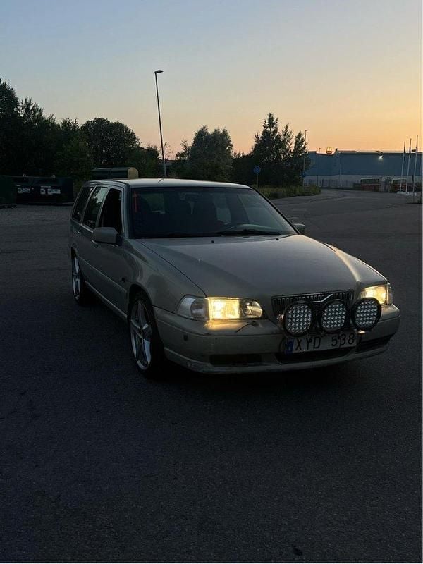 Silver Begagnad 2000 Volvo V70 Kombi | 15 000 kr (Superpris) - Bild 1/4