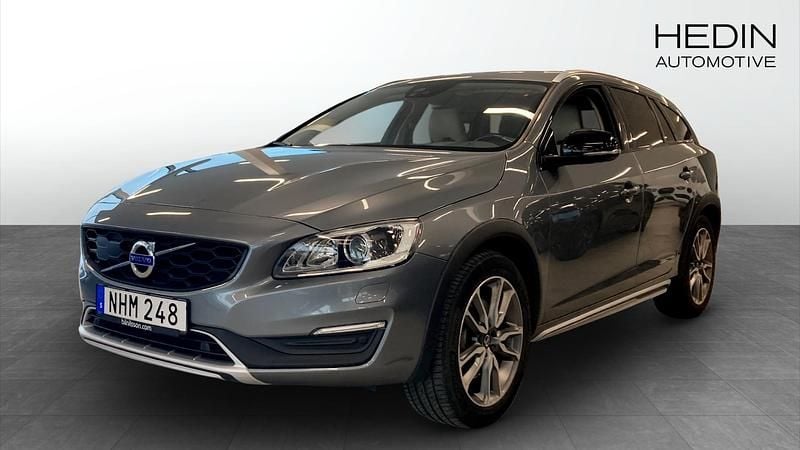 Grå Begagnad 2016 Volvo V60 CC Summum Kombi | 229 900 kr (Marknadspris) - Bild 1/4