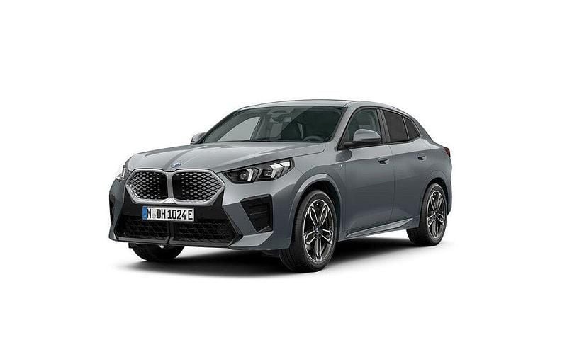Grå (storm bay metallic) Begagnad 2024 BMW iX2 M Sport SUV | 519 500 kr - Bild 1/4