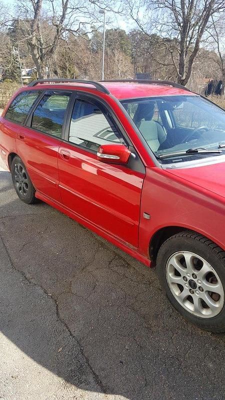 Röd Begagnad 2001 Volvo V40 Kombi | 19 500 kr - Bild 1/4
