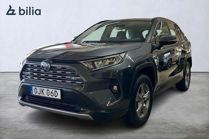 Grå Begagnad 2022 Toyota RAV4 Hybrid Active SUV | 379 900 kr (Marknadspris) - Bild 1/3