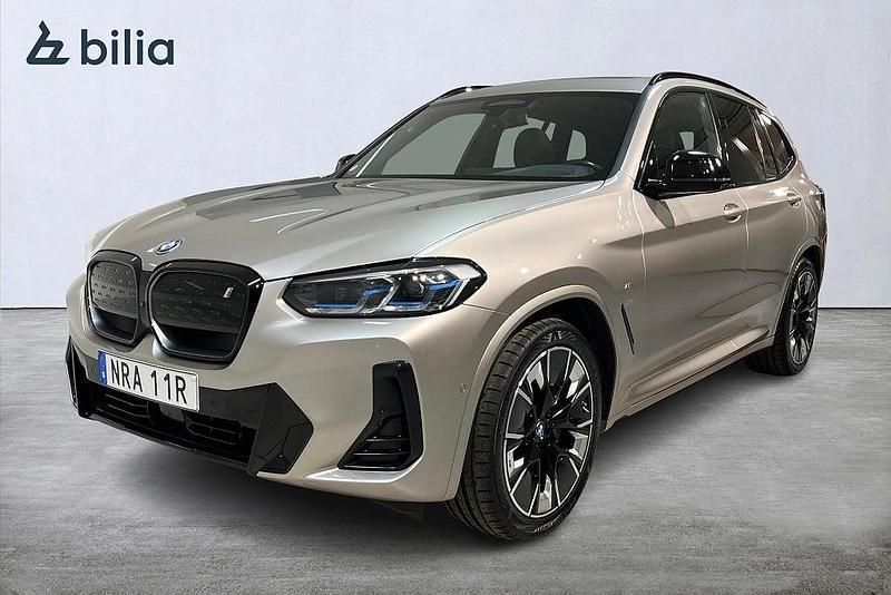 Silver Begagnad 2022 BMW iX3 M Sport SUV | 478 900 kr (Lite dyr) - Bild 1/4