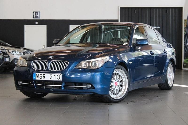 Mörkblå Begagnad 2005 BMW 525 Sedan | 44 900 kr (Superpris) - Bild 1/4