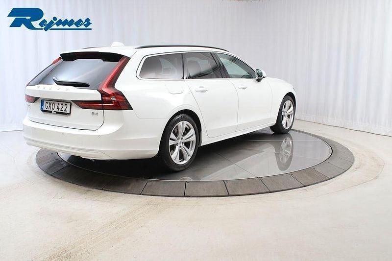 Begagnad Volvo V90 Core 198 HK (145 kW) 2023 Vit Kombi