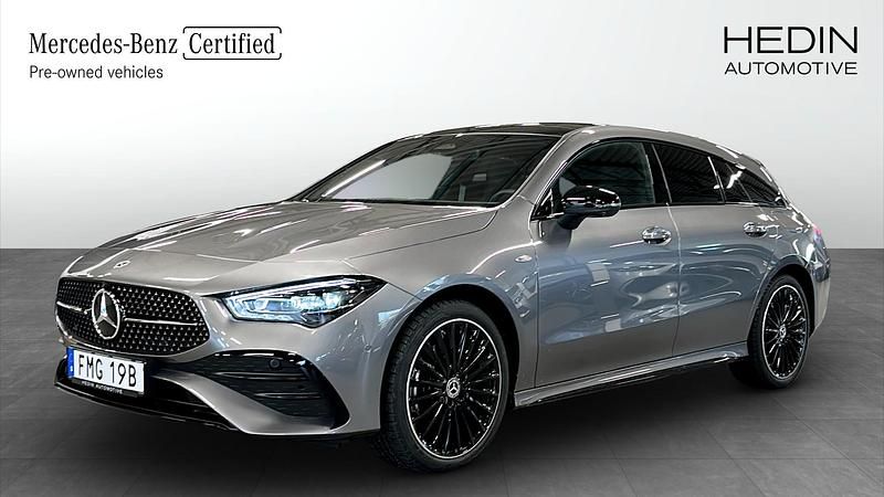 Mörkgrå (grey) Begagnad 2025 Mercedes CLA250e Shooting Brake AMG Kombi | 562 500 kr - Bild 1/4