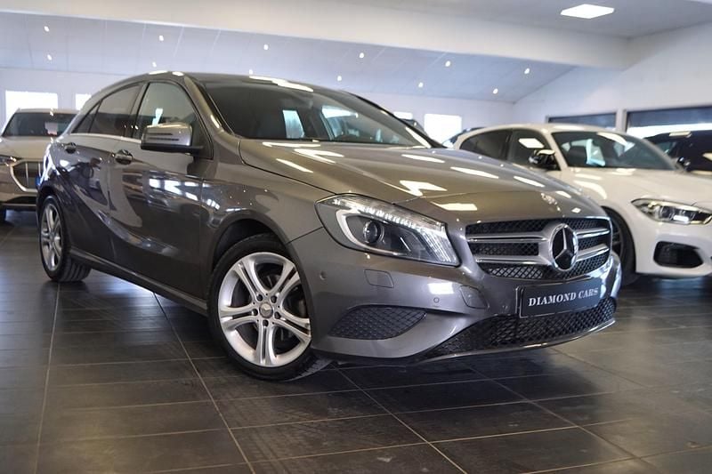 Grå Begagnad 2015 Mercedes A180 | 119 900 kr - Bild 1/4