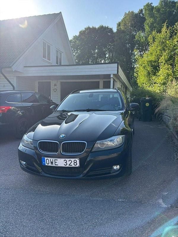 Svart Begagnad 2012 BMW 320 Kombi | 70 000 kr (Bra pris) - Bild 1/4