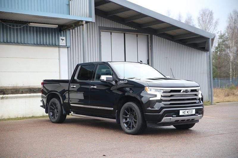 Svart Begagnad 2024 Chevrolet Silverado Pickup | 1 073 750 kr - Bild 1/4