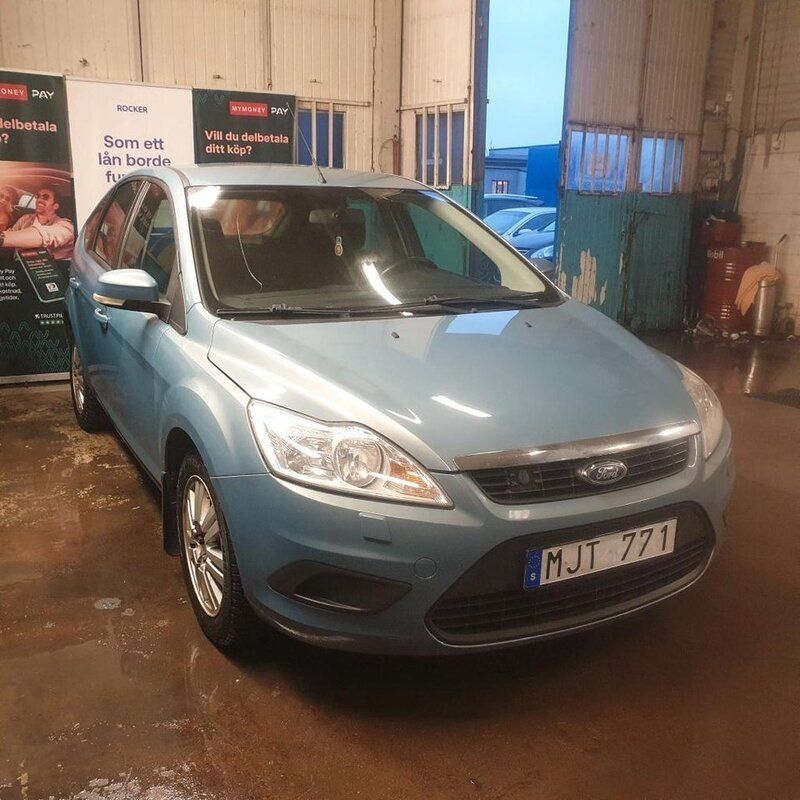 Grå Begagnad 2009 Ford Focus Halvkombi | 33 900 kr (Marknadspris) - Bild 1/4