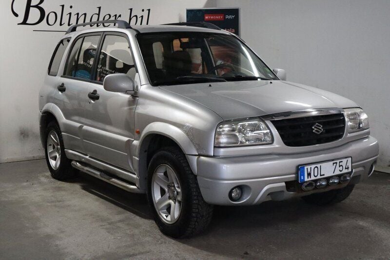 Silver Begagnad 2005 Suzuki Grand Vitara SUV | 48 900 kr (Marknadspris) - Bild 1/4