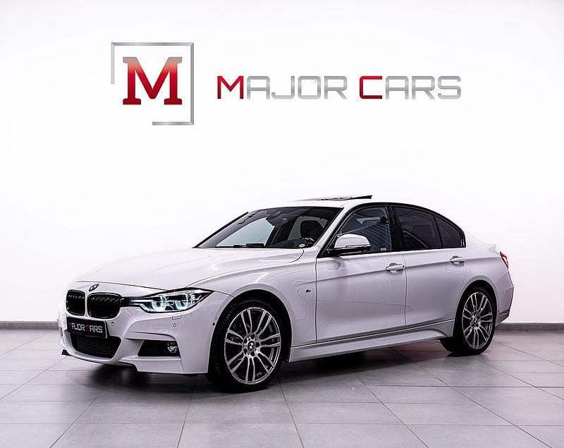 Vit Begagnad 2018 BMW 320 M Sport Sedan | 249 900 kr (Marknadspris) - Bild 1/4