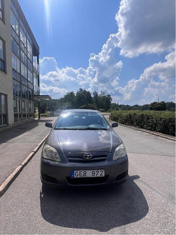 Grå Begagnad 2006 Toyota Corolla Halvkombi | 57 000 kr - Bild 1/4
