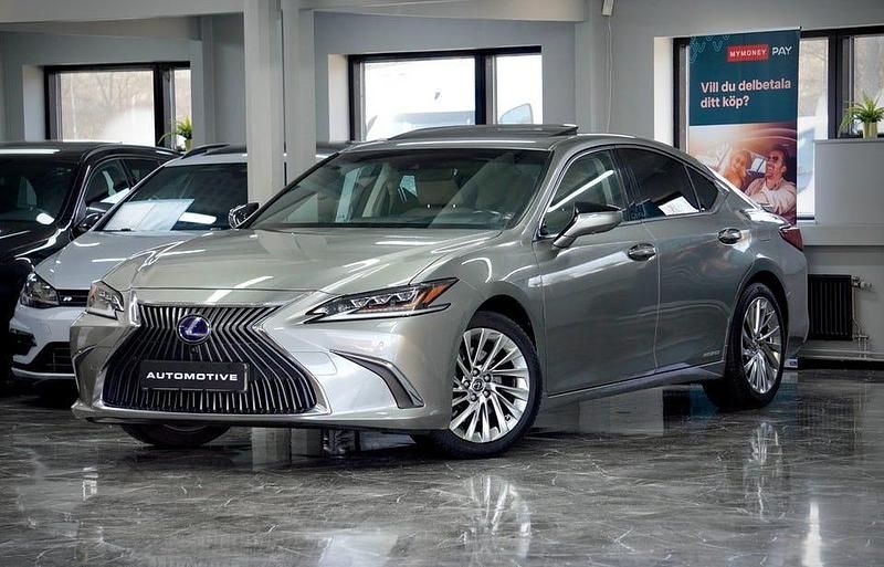 Grå Begagnad 2019 Lexus ES300H Luxury Line Sedan | 364 900 kr (Lite dyr) - Bild 1/4