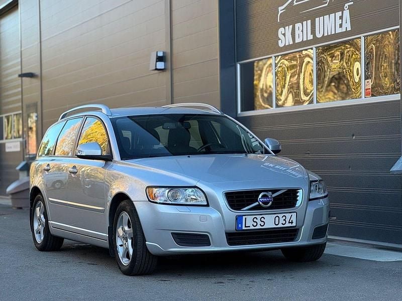 Ljusgrå (grå) Begagnad 2012 Volvo V50 Kinetic Kombi | 98 400 kr (Dyr) - Bild 1/4