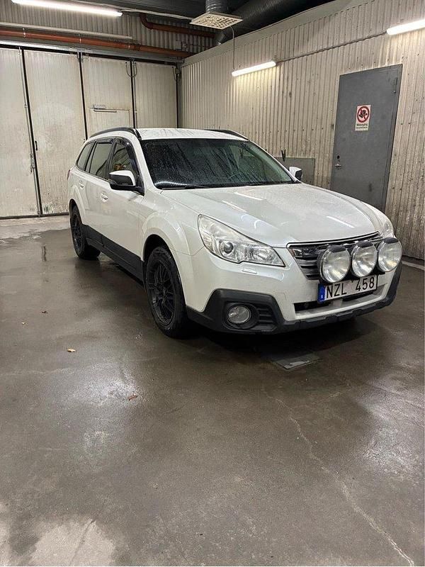 Vit Begagnad 2014 Subaru Outback Kombi | 105 000 kr (Marknadspris) - Bild 1/4