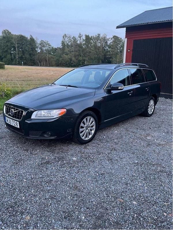 Grå Begagnad 2011 Volvo V70 Momentum Kombi | 59 000 kr (Superpris) - Bild 1/4