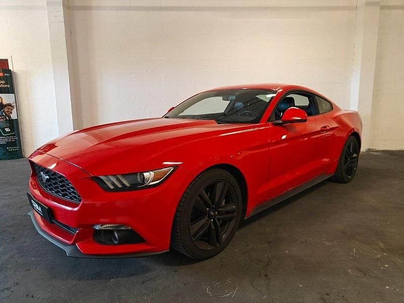 Röd Begagnad 2017 Ford Mustang Trend Sportkupé | 294 900 kr (Bra pris) - Bild 1/4