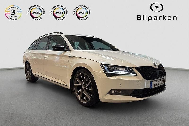 Vit Begagnad 2017 Skoda Superb Kombi | 249 990 kr (Marknadspris) - Bild 1/4