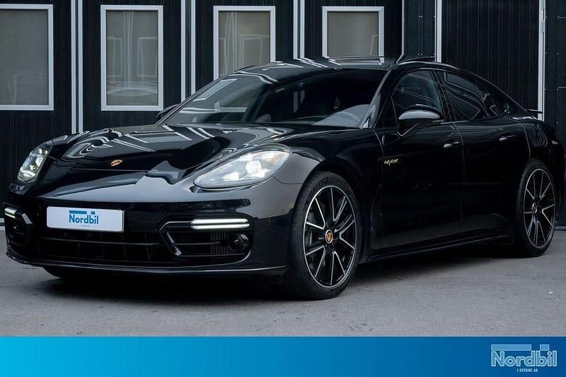 Svart Begagnad 2023 Porsche Panamera 4 Platinum Edition Sedan | 959 800 kr (Marknadspris) - Bild 1/4