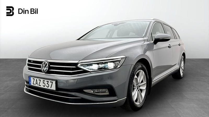 Grå Begagnad 2023 VW Passat Executive Kombi | 289 900 kr (Bra pris) - Bild 1/4