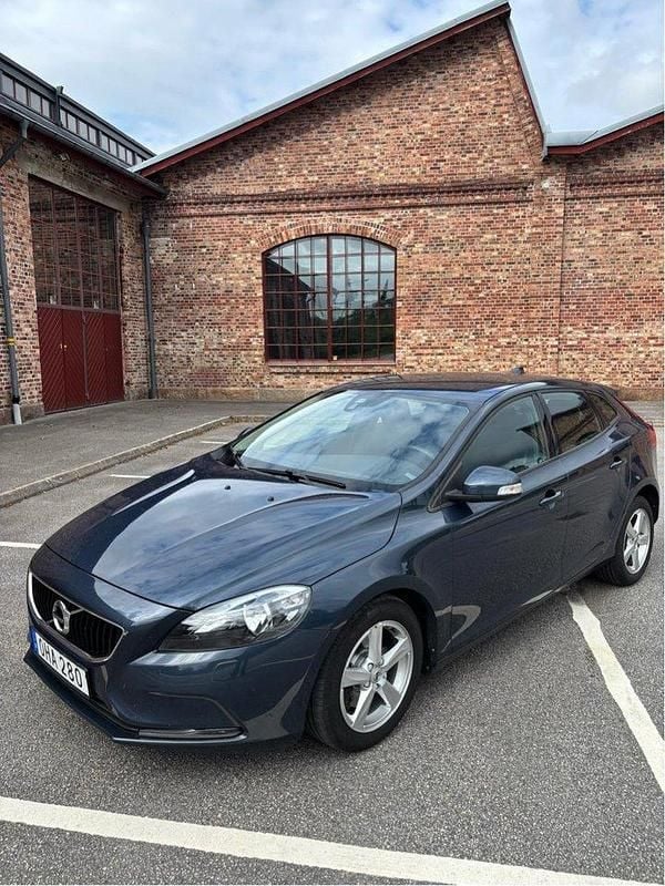 Blå Begagnad 2017 Volvo V40 Kinetic Kombi | 152 000 kr (Marknadspris) - Bild 1/4