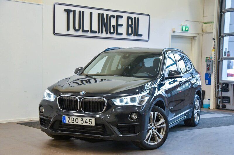 Svart Begagnad 2017 BMW X1 Sport Line SUV | 137 900 kr (Lite dyr) - Bild 1/4