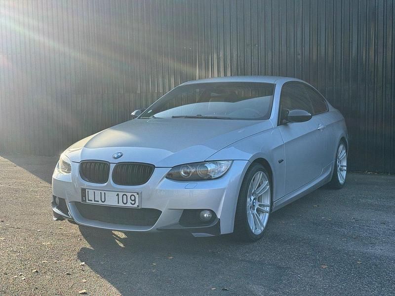 Ljusgrå Begagnad 2008 BMW 320 Comfort Edition Sportkupé | 79 700 kr (Marknadspris) - Bild 1/4