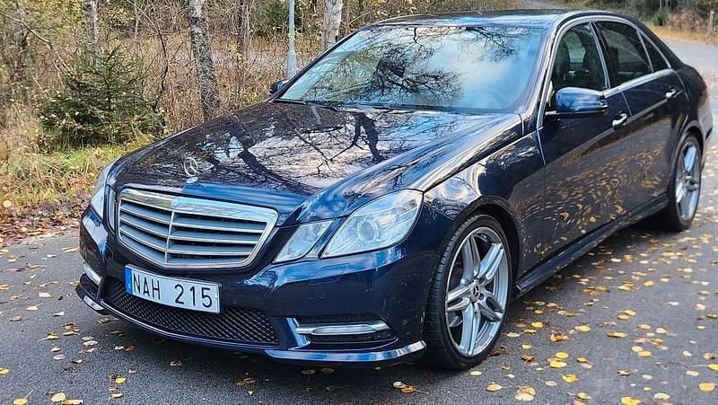 Mörkblå Begagnad 2012 Mercedes E220 Classic Sedan | 124 900 kr (Marknadspris) - Bild 1/4