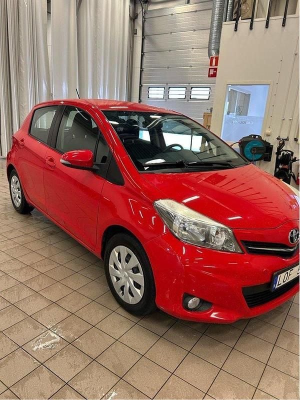 Röd Begagnad 2012 Toyota Yaris Active Halvkombi | 72 000 kr (Marknadspris) - Bild 1/4