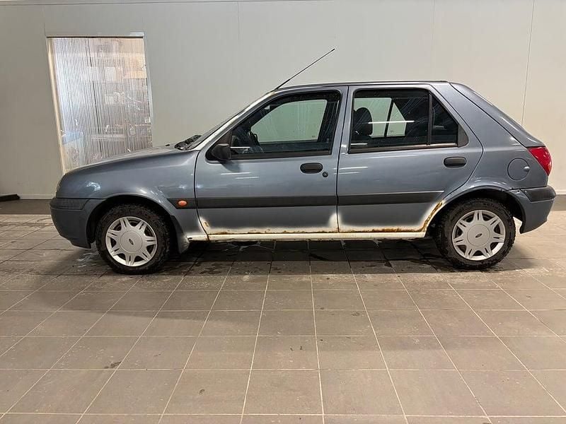 Begagnad Ford Fiesta 60 HK (44 kW) 2001 Blå Halvkombi