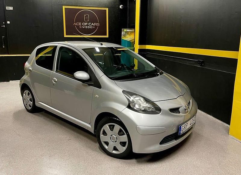 Silver Begagnad 2007 Toyota Aygo Halvkombi | 29 990 kr (Marknadspris) - Bild 1/4