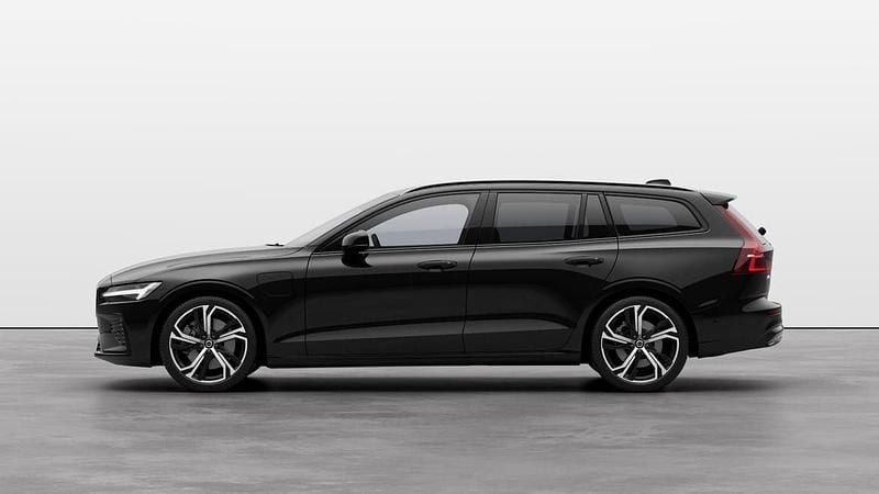 Svart Ny 2025 Volvo V60 Plus Kombi | 629 800 kr - Bild 1/4