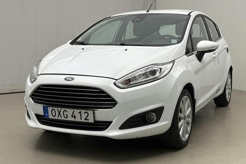 Vit Begagnad 2016 Ford Fiesta Titanium Halvkombi | 88 800 kr (Marknadspris) - Bild 1/4