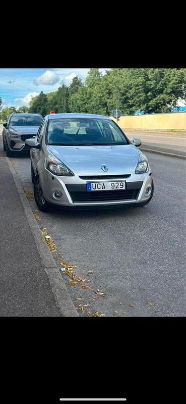 Silver Begagnad 2012 Renault Clio R.S. Halvkombi | 21 000 kr (Superpris) - Bild 1/4
