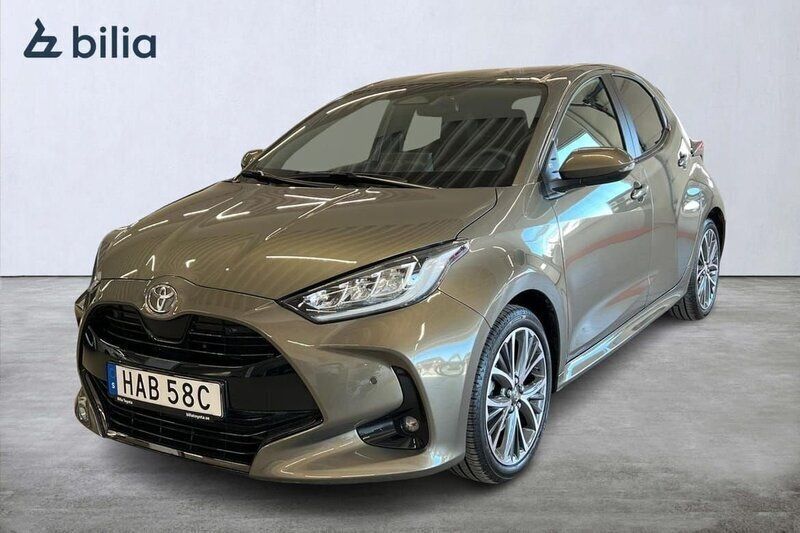 Grön Begagnad 2024 Toyota Yaris Hybrid Style Halvkombi | 282 900 kr (Marknadspris) - Bild 1/4