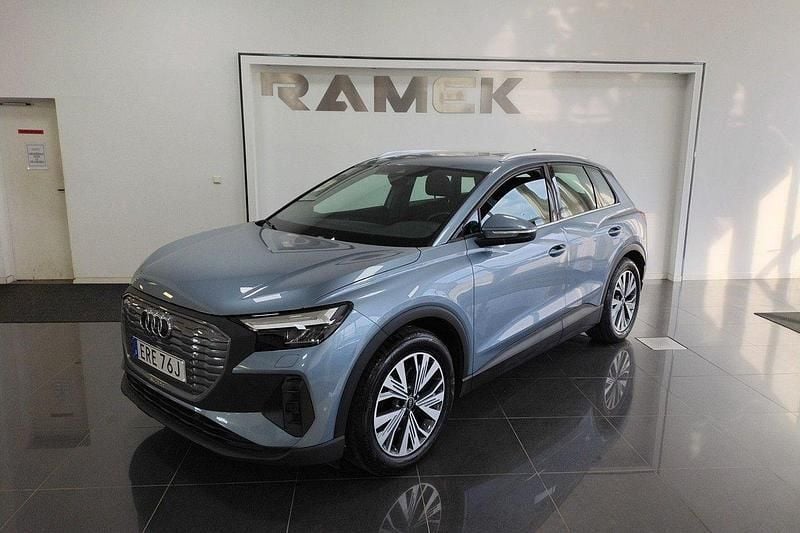 Blå Begagnad 2021 Audi Q4 e-tron Sport SUV | 319 000 kr (Marknadspris) - Bild 1/4