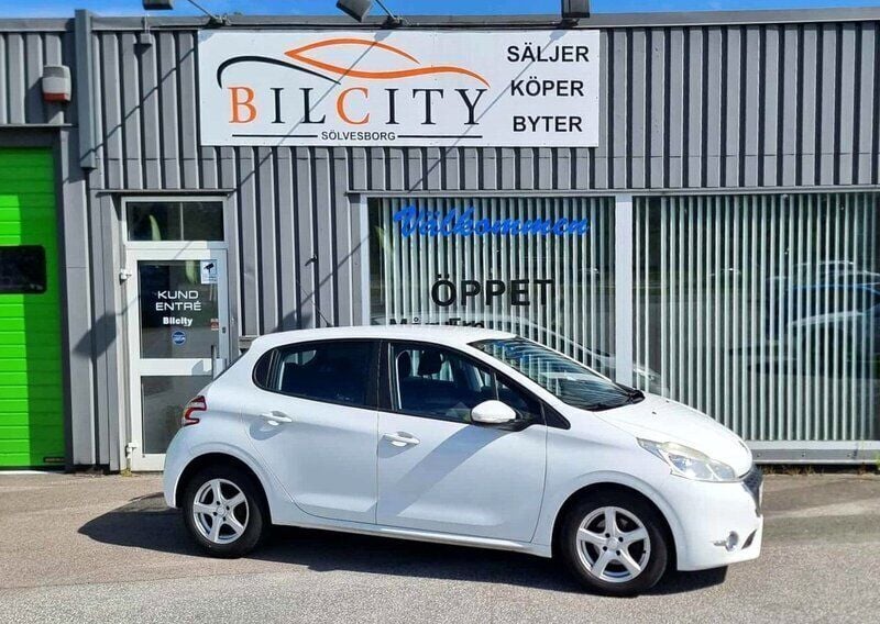 Vit Begagnad 2013 Peugeot 208 Halvkombi | 48 900 kr (Marknadspris) - Bild 1/4