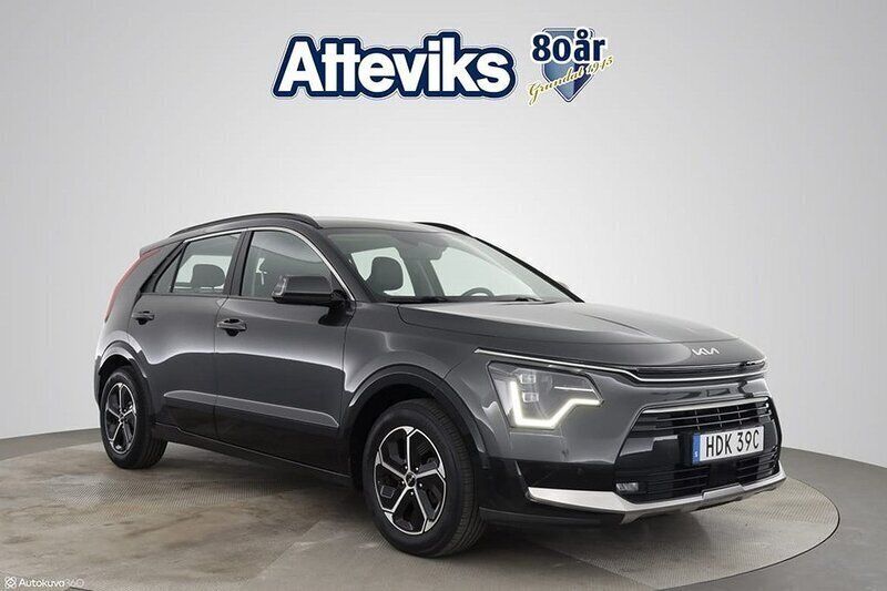 Grå Begagnad 2022 Kia Niro 2 SUV | 298 900 kr (Marknadspris) - Bild 1/3