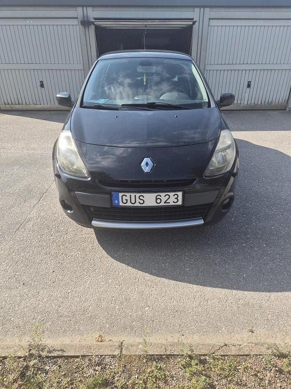 Svart Begagnad 2012 Renault Clio R.S. Halvkombi | 40 000 kr (Marknadspris) - Bild 1/4