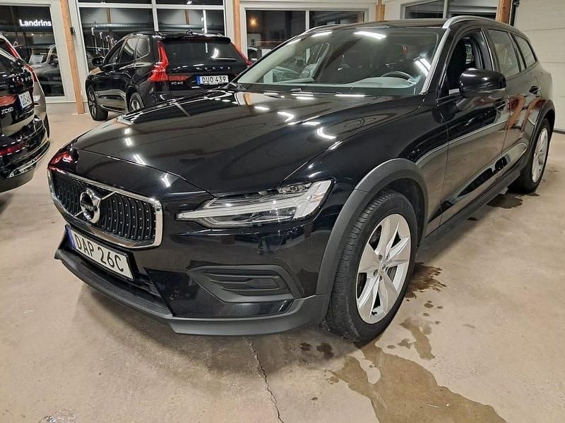 Svart Begagnad 2022 Volvo V60 CC Kombi | 299 000 kr (Marknadspris) - Bild 1/4
