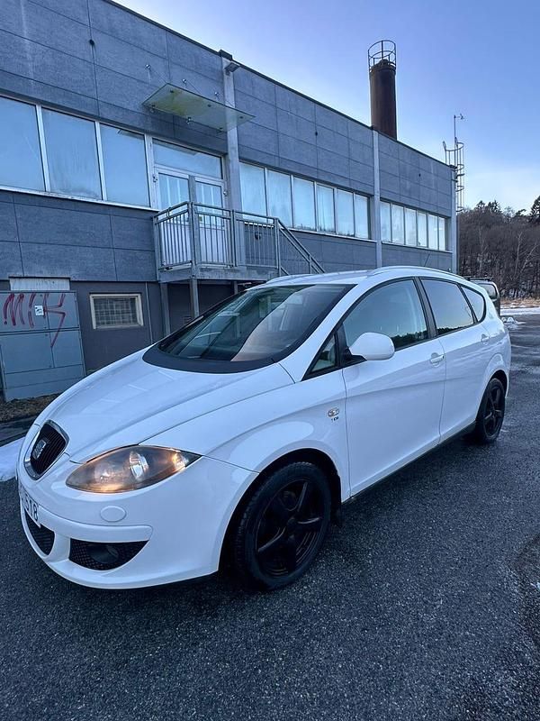 Begagnad Seat Altea XL 140 HK (102 kW) 2009 Vit Minibuss