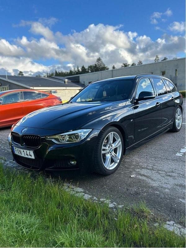 Svart Begagnad 2016 BMW 318 M Sport Kombi | 175 000 kr (Marknadspris) - Bild 1/4