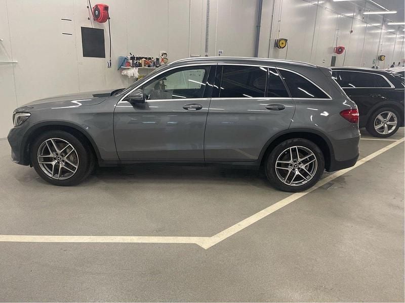 Grå Begagnad 2019 Mercedes GLC220 SUV | 320 000 kr (Dyr) - Bild 1/4