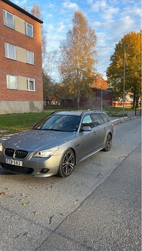 Grå Begagnad 2007 BMW 523 M Sport Kombi | 54 990 kr (Marknadspris) - Bild 1/4