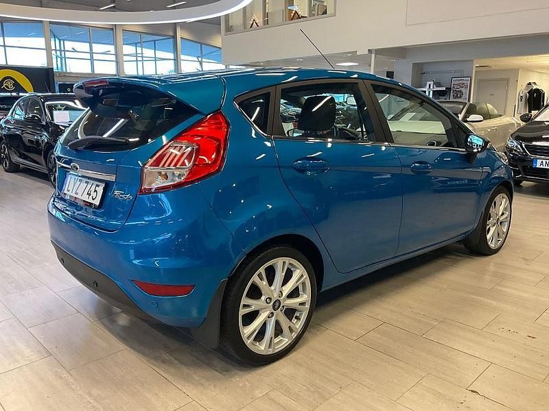 Begagnad Ford Fiesta Titanium 101 HK (74 kW) 2015 Blå Halvkombi