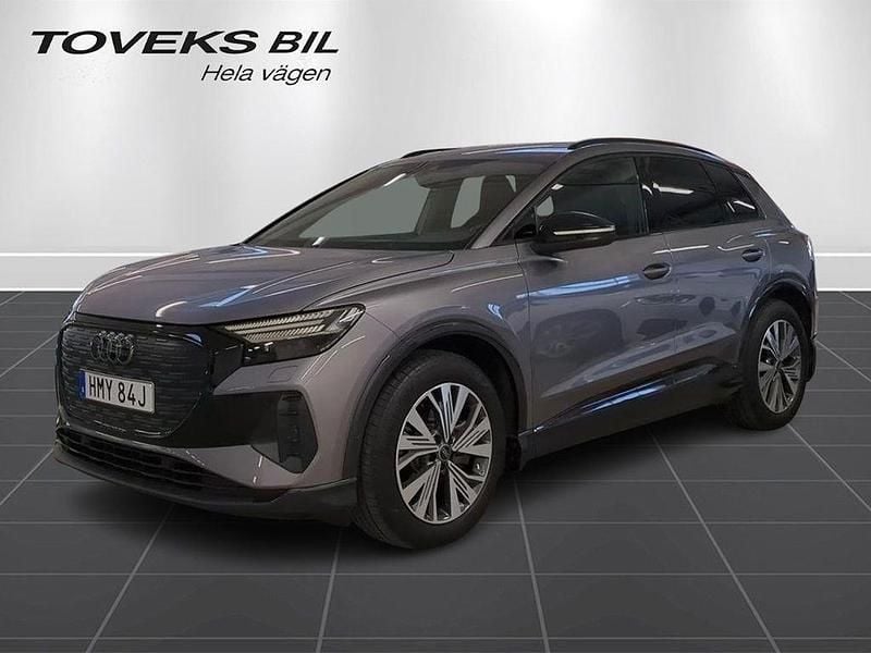 Grå Begagnad 2023 Audi Q4 e-tron Advanced Plus SUV | 374 900 kr (Bra pris) - Bild 1/4