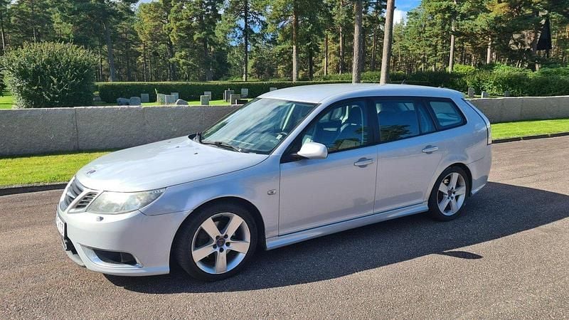 Grå Begagnad 2009 Saab 9-3 Vector Kombi | 35 000 kr (Marknadspris) - Bild 1/4